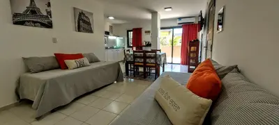 a living room with a couch and a table at Oasis, departamento en Carlos paz in Villa Carlos Paz