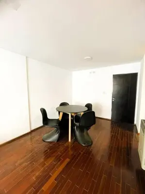 a table and chairs in an empty room at Elegante en B° General Paz in Cordoba