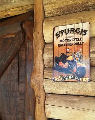 a sign on the side of a wooden building at Cabaña La Fortaleza Villa Yacanto in Villa Yacanto