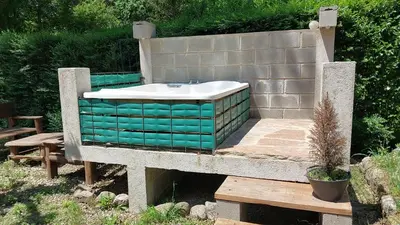a bath tub sitting on top of a stone wall at Cabañas walcarpi in Villa Ciudad Parque