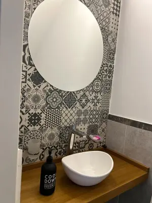 a bathroom with a sink and a mirror at Sierras VGB Centro in Villa General Belgrano