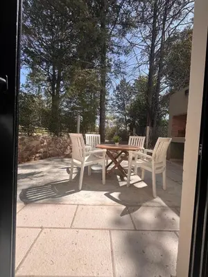 four chairs and a wooden table with a picnic table at Sierras VGB Centro in Villa General Belgrano