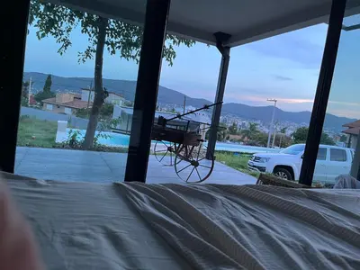 a bed in a house with a view of a car at Lago de montaña in Villa Carlos Paz