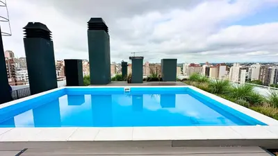 a swimming pool on the roof of a building at SERIETÁ 2 dormitorios con pileta y terraza panoramica in Cordoba
