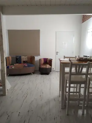 a living room with two couches and a table at Schönes Loft VGB in Villa General Belgrano