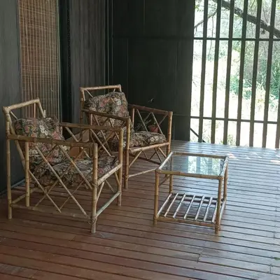 two chairs and a coffee table in a room at Casita en el río, Mayu Sumaj in San Antonio de Arredondo
