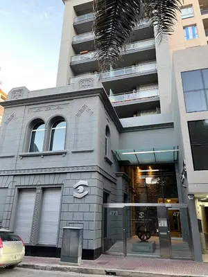 a building with a parking meter in front of it at Departamento céntrico en Córdoba in Cordoba