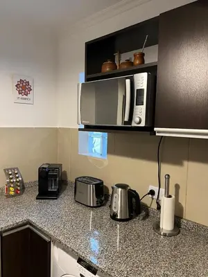 a kitchen with a counter top with a microwave at Departamento céntrico en Córdoba in Cordoba