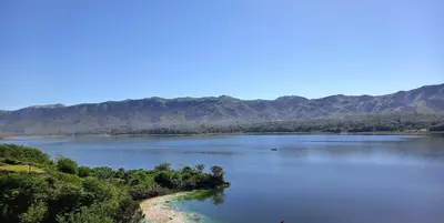a view of a lake with mountains in the background at departamento complejo Veneto Village con vista al lago in Villa Parque Siquiman