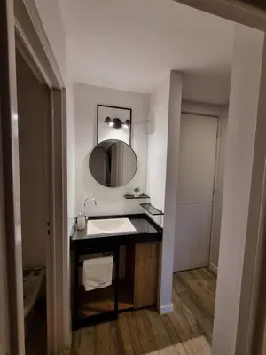 a bathroom with a sink and a mirror at Departamento Scala in Cordoba