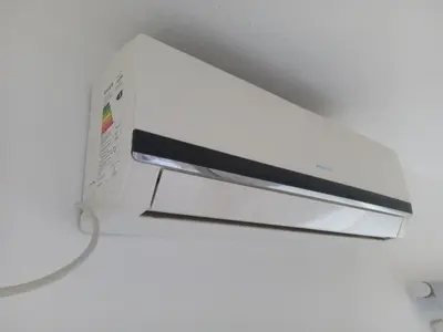 a white microwave oven hanging from a ceiling at Urquiza - Habitación para turistas in Cordoba