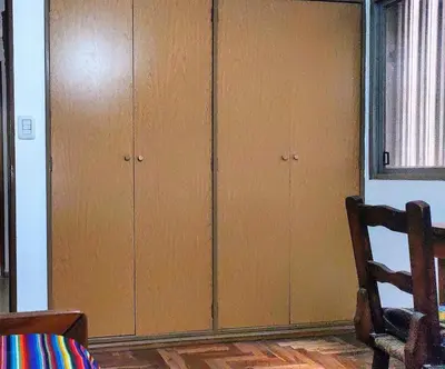 a room with two brown cabinets and a window at Habitación silenciosa Nº2 en Dpto Compartido in Cordoba