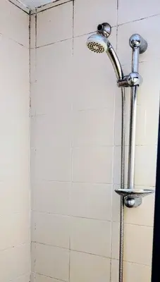 a shower with a shower head in a bathroom at Habitación silenciosa Nº1 en Dpto Compartido in Cordoba