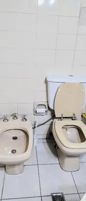 a bathroom with a toilet and a sink at Habitación silenciosa Nº1 en Dpto Compartido in Cordoba
