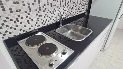 a small kitchen with a sink and a stove at Eloise II, excelente ubicación y con todo lo que necesitas! in Villa Carlos Paz