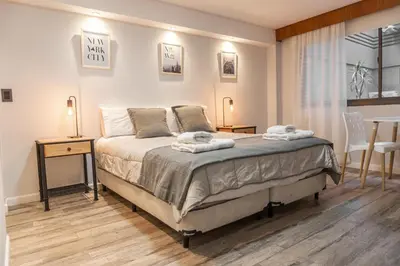 a bedroom with a bed with two towels on it at Departamento NYC 4 Premium - Edificio VILAUT by INMOVE Temporarios in Cordoba