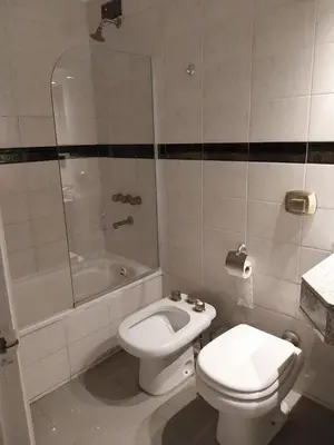 a bathroom with a toilet and a shower and a sink at Departamento NYC 4 Premium - Edificio VILAUT by INMOVE Temporarios in Cordoba
