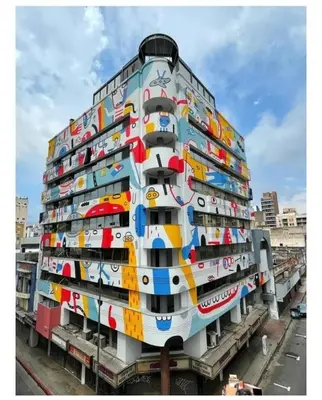 a tall building with lots of skateboards painted on it at Departamento NYC 4 Premium - Edificio VILAUT by INMOVE Temporarios in Cordoba