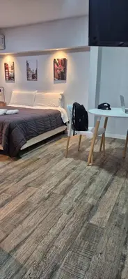 a bedroom with a bed and a table at Departamento 5 Londres - Edificio VILAUT by INMOVE Temporarios in Cordoba