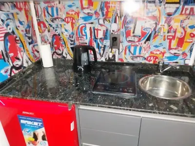 a laptop sitting on a counter next to a sink at Departamento 5 Londres - Edificio VILAUT by INMOVE Temporarios in Cordoba