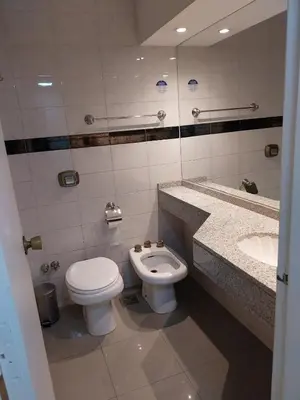 a bathroom with a toilet and a sink at Departamento 5 Londres - Edificio VILAUT by INMOVE Temporarios in Cordoba