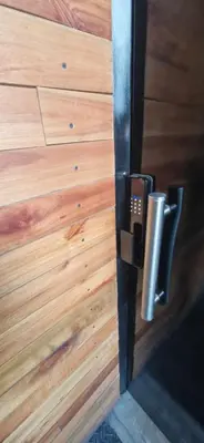 ajar door of a wooden door with a metal latch at Vivisierras, Duplex de categoría centro Carlos Paz vista frente al lago, 3 dormitorios, 2 baños, acceso inteligente in Villa Carlos Paz