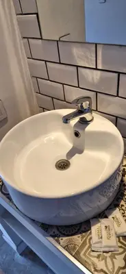 a white sink on a shelf in a bathroom at Vivisierras, Duplex de categoría centro Carlos Paz vista frente al lago, 3 dormitorios, 2 baños, acceso inteligente in Villa Carlos Paz