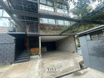 a building with a patio with a bird cage at Vivisierras, Duplex de categoría centro Carlos Paz vista frente al lago, 3 dormitorios, 2 baños, acceso inteligente in Villa Carlos Paz