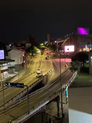a city street at night with cars on a highway at FTE HOTEL QUINTO CENTENARIO NUEVOCENTRO shopping LUMINOSO DTO EXCELENTE VISTA 1 dor in Cordoba
