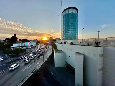 a view of a highway with cars on the freeway at FTE HOTEL QUINTO CENTENARIO NUEVOCENTRO shopping LUMINOSO DTO EXCELENTE VISTA 1 dor in Cordoba