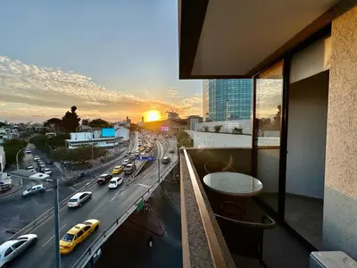 a view of a busy city street with cars at FTE HOTEL QUINTO CENTENARIO NUEVOCENTRO shopping LUMINOSO DTO EXCELENTE VISTA 1 dor in Cordoba