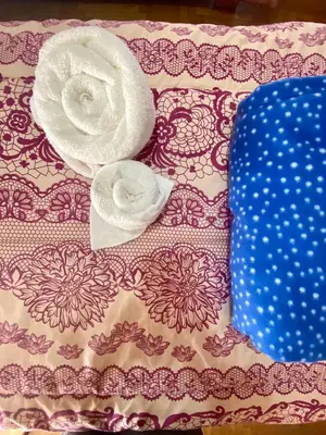 a table with two towels on top of a table at Julia Apparts - DEPARTAMENTO EN EL CENTRO DE LA CIUDAD in Cordoba