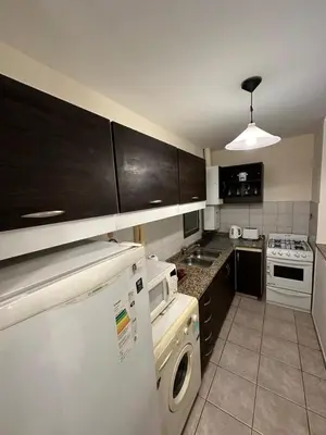 a kitchen with a white refrigerator and a dishwasher at Departamento 1 dorm con cochera Nueva Córdoba 1 E INVERHOME INMOBILIARIA in Cordoba