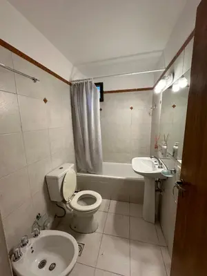 a bathroom with a toilet and a sink and a tub at Departamento 1 dorm con cochera Nueva Córdoba 1 E INVERHOME INMOBILIARIA in Cordoba