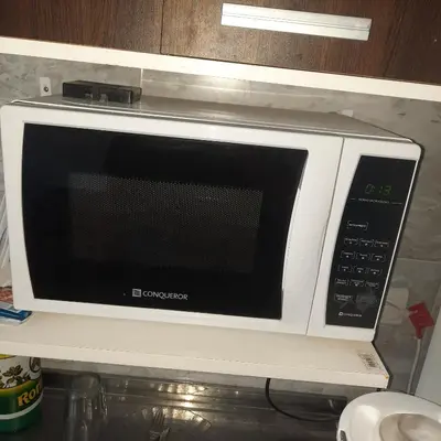 a microwave oven sitting on top of a counter at Hospedaje Champaqui in Santa Rosa de Calamuchita