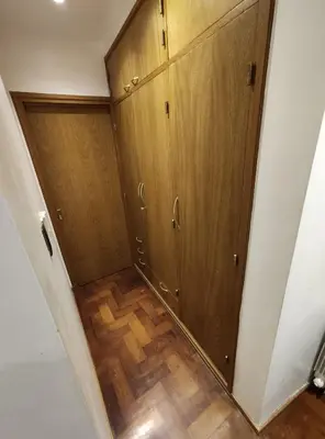 a hallway with wooden cabinets and a wooden floor at Abudé - Zona Norte, a cuadras de Sanatorio Allende Cerro, Hospital Privado y Estadio Kempes in Cordoba