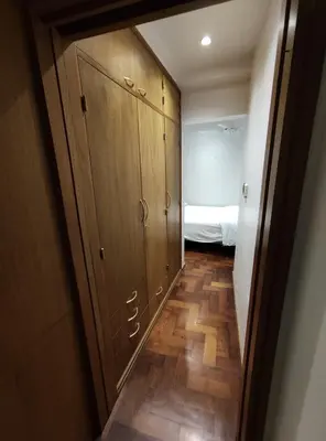 a hallway with wooden cabinets and a bed in a room at Abudé - Zona Norte, a cuadras de Sanatorio Allende Cerro, Hospital Privado y Estadio Kempes in Cordoba