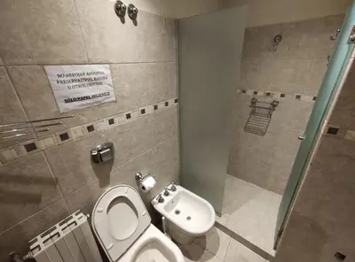 a small bathroom with a toilet and a shower at Abudé - Zona Norte, a cuadras de Sanatorio Allende Cerro, Hospital Privado y Estadio Kempes in Cordoba