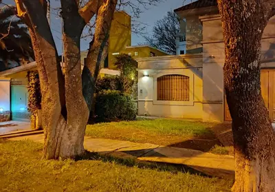 a house with a tree in the yard at Abudé - Zona Norte, a cuadras de Sanatorio Allende Cerro, Hospital Privado y Estadio Kempes in Cordoba