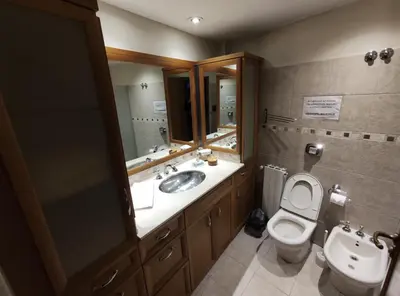 a bathroom with a sink and a toilet and a mirror at Abudé - Zona Norte, a cuadras de Sanatorio Allende Cerro, Hospital Privado y Estadio Kempes in Cordoba