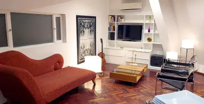 a living room with a couch and a tv at Dúplex de Diseño en Nueva Córdoba in Cordoba