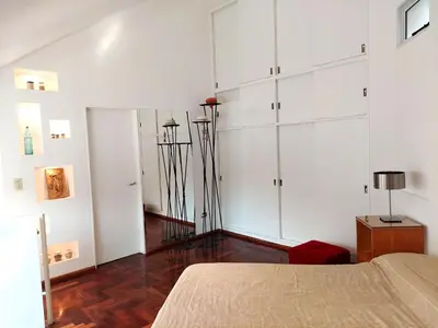 a bedroom with white cabinets and a bed at Dúplex de Diseño en Nueva Córdoba in Cordoba
