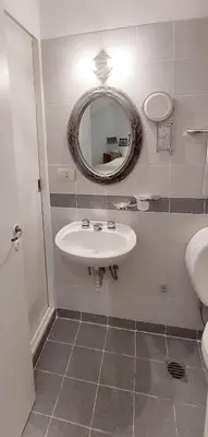a bathroom with a sink and a mirror at Dúplex de Diseño en Nueva Córdoba in Cordoba