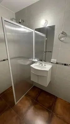 a bathroom with a sink and a mirror at DEPARTAMENTO en VILLA CARLOS PAZ 4P in Villa Carlos Paz