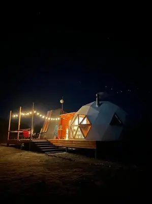 an iguana house is sitting on a train at night at Amawa Domo - escapada romántica en las sierras in San Francisco del Monte de Oro