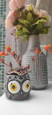 a vase with an owl painted on it with flowers at Amawa Domo - escapada romántica en las sierras in San Francisco del Monte de Oro