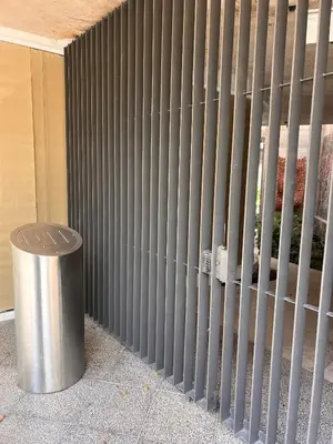 a metal fence with a trash can next to it at De lo mejor en Barrio General Paz in Cordoba