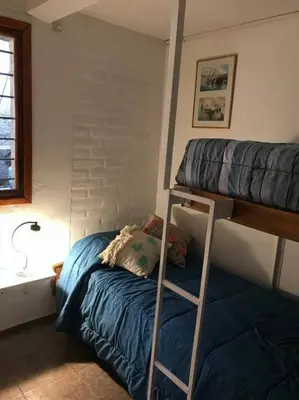 a bedroom with a bunk bed and a bunk bed gmaxwell gmaxwell gmaxwell gmaxwell at Cabaña La Cotita in Villa Los Aromos