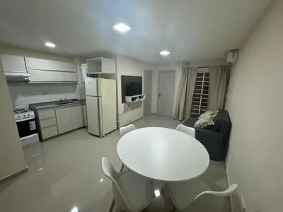 a small kitchen with a white table and chairs at Cálido departamento en la mejor zona de Alta Córdoba in Cordoba
