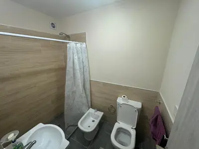 a bathroom with a toilet and a bidet and a sink at Cálido departamento en la mejor zona de Alta Córdoba in Cordoba